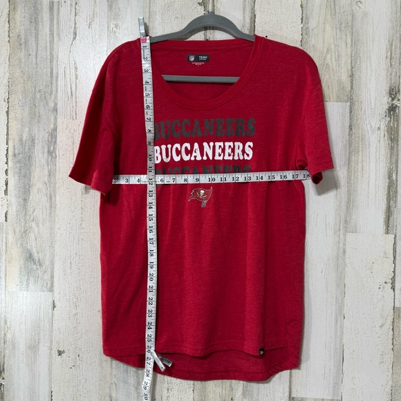 Tampa Bay Buccaneers NFL Women’s Short Sleeve Tee Cutout - Picture 3 of 9